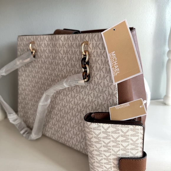 Michael Kors matching purse and wallet set - Picture 1 of 8